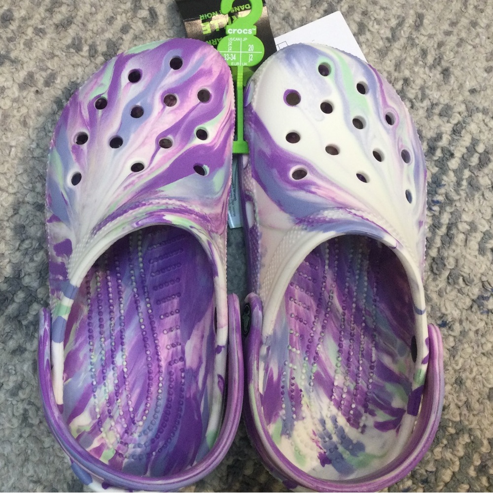 Crocs marble purple green